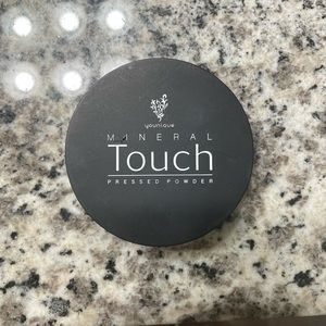 Younique Mineral Pressed Powder in “Scarlet”